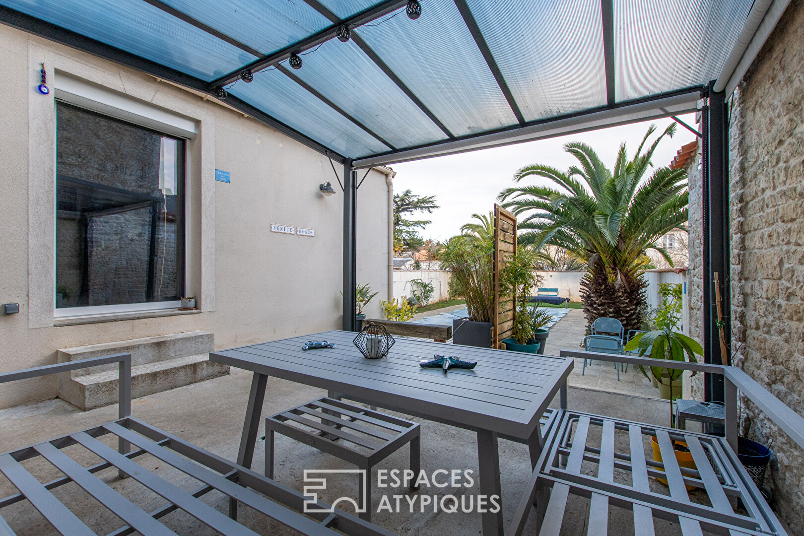 Bourgeois house with swimming pool in the city center