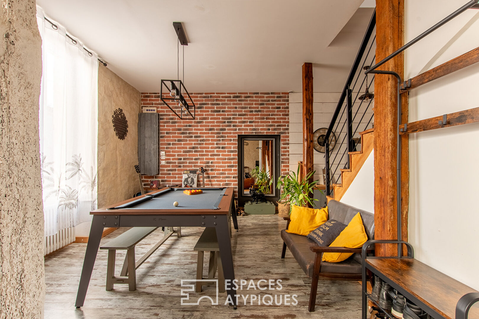 Bourgeois house with swimming pool in the city center