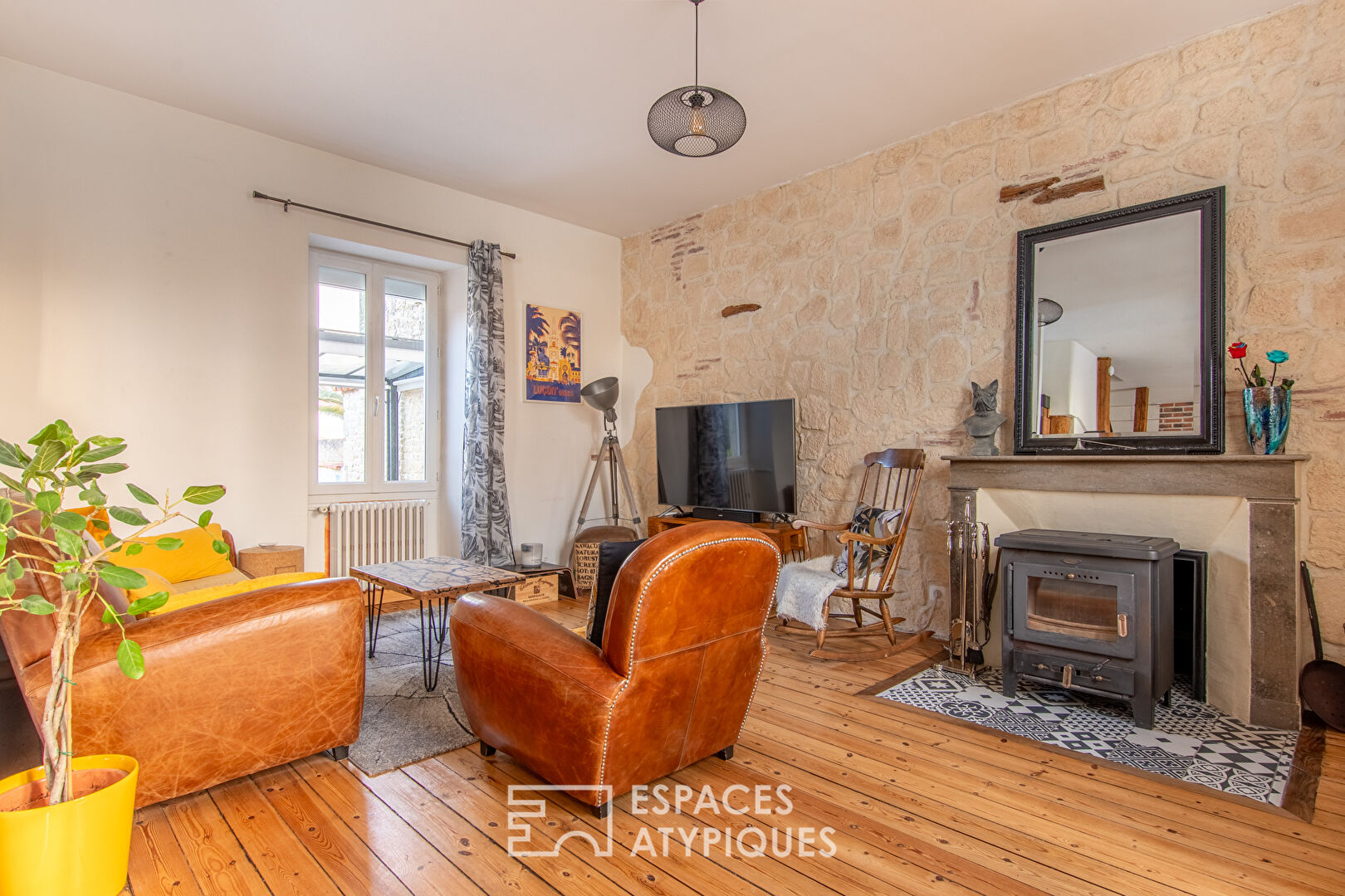 Bourgeois house with swimming pool in the city center