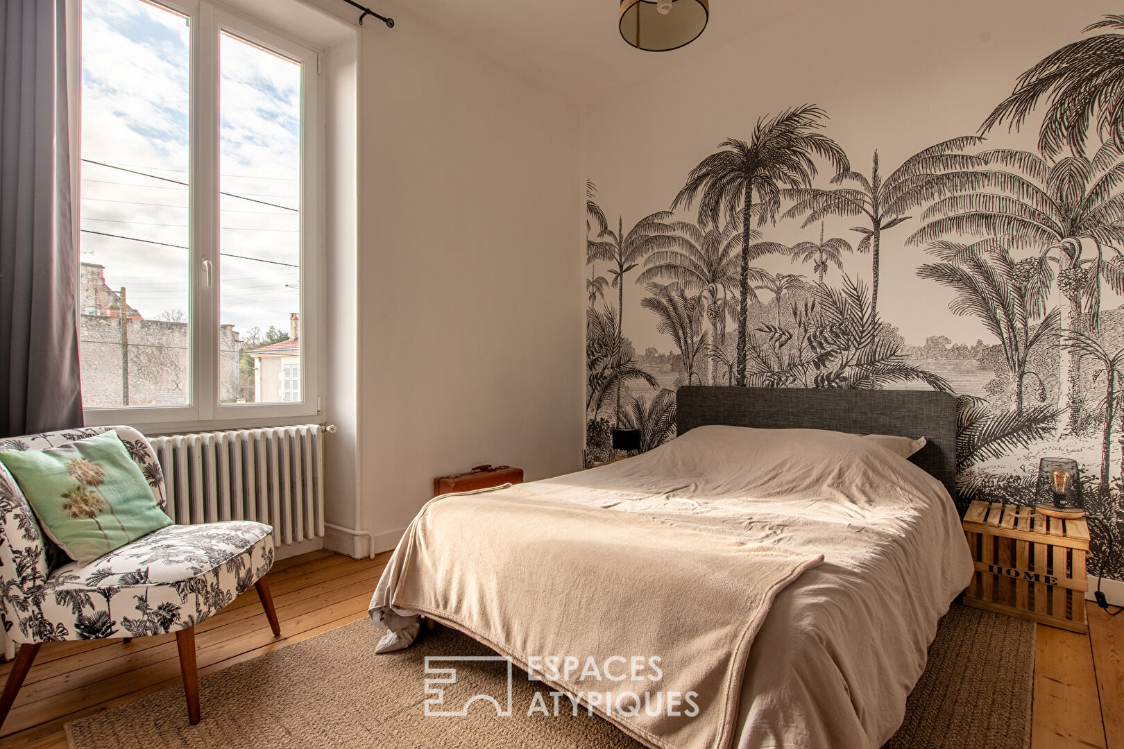 Bourgeois house with swimming pool in the city center