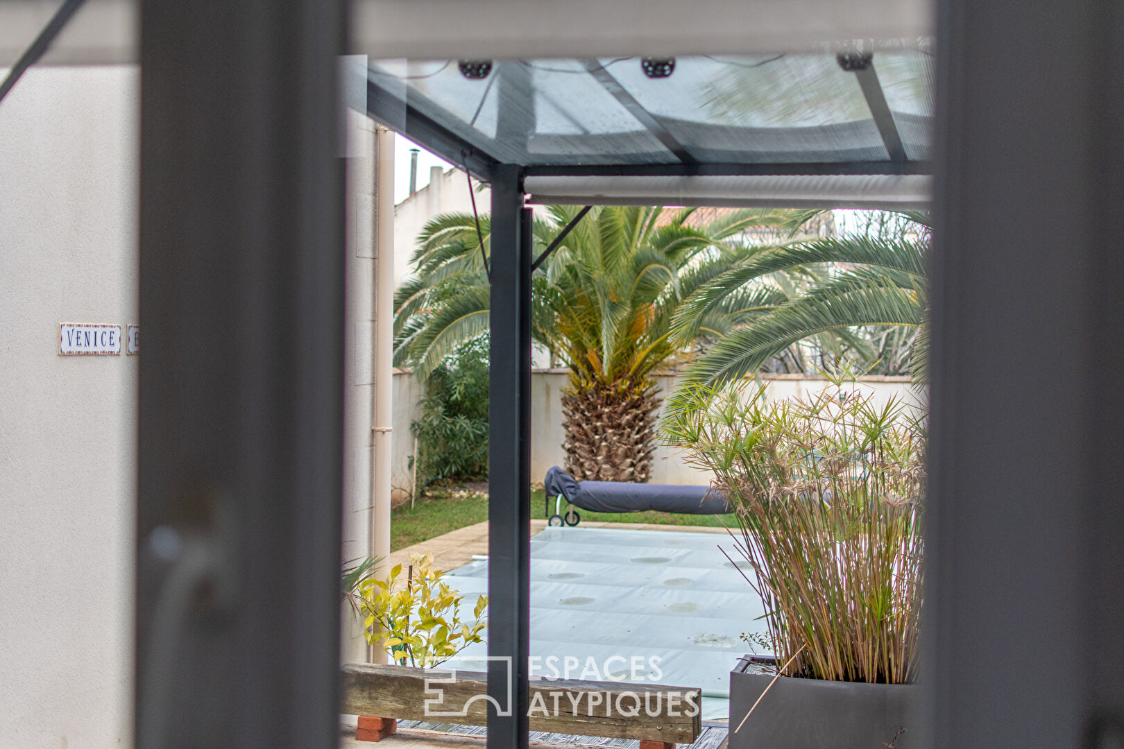Bourgeois house with swimming pool in the city center