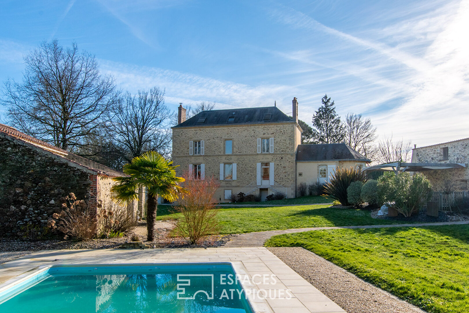 Charming property with swimming pool in a bucolic environment