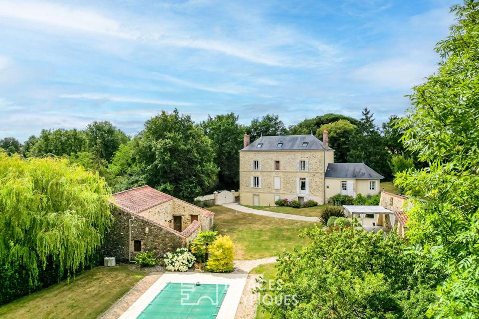 Demeure bourgeoise avec piscine dans un environnement bucolique