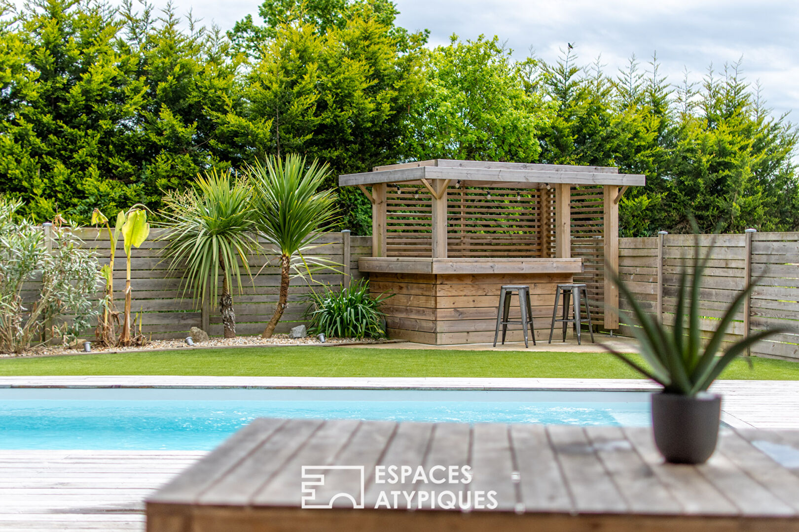 Maison moderne et harmonieuse avec piscine