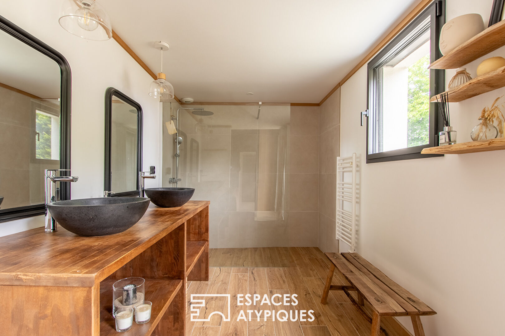 Maison moderne et harmonieuse avec piscine