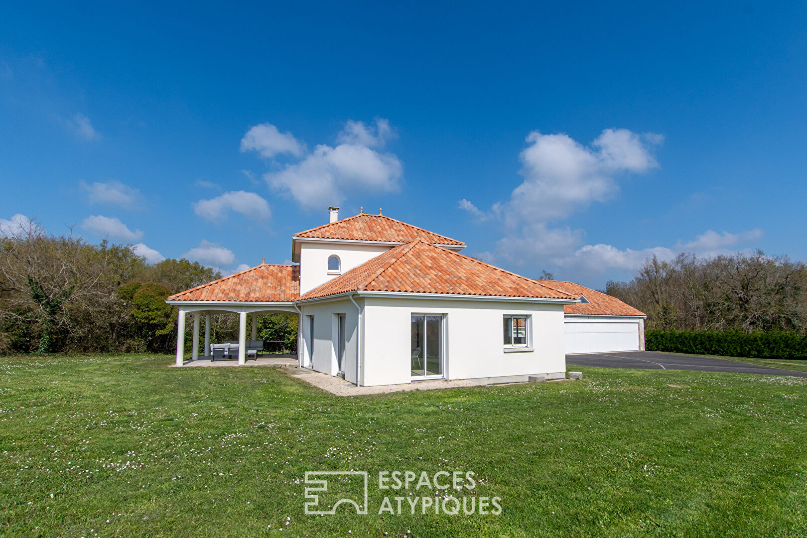 Maison Contemporaine dans Village Aéronautique : Luxe et Exclusivité
