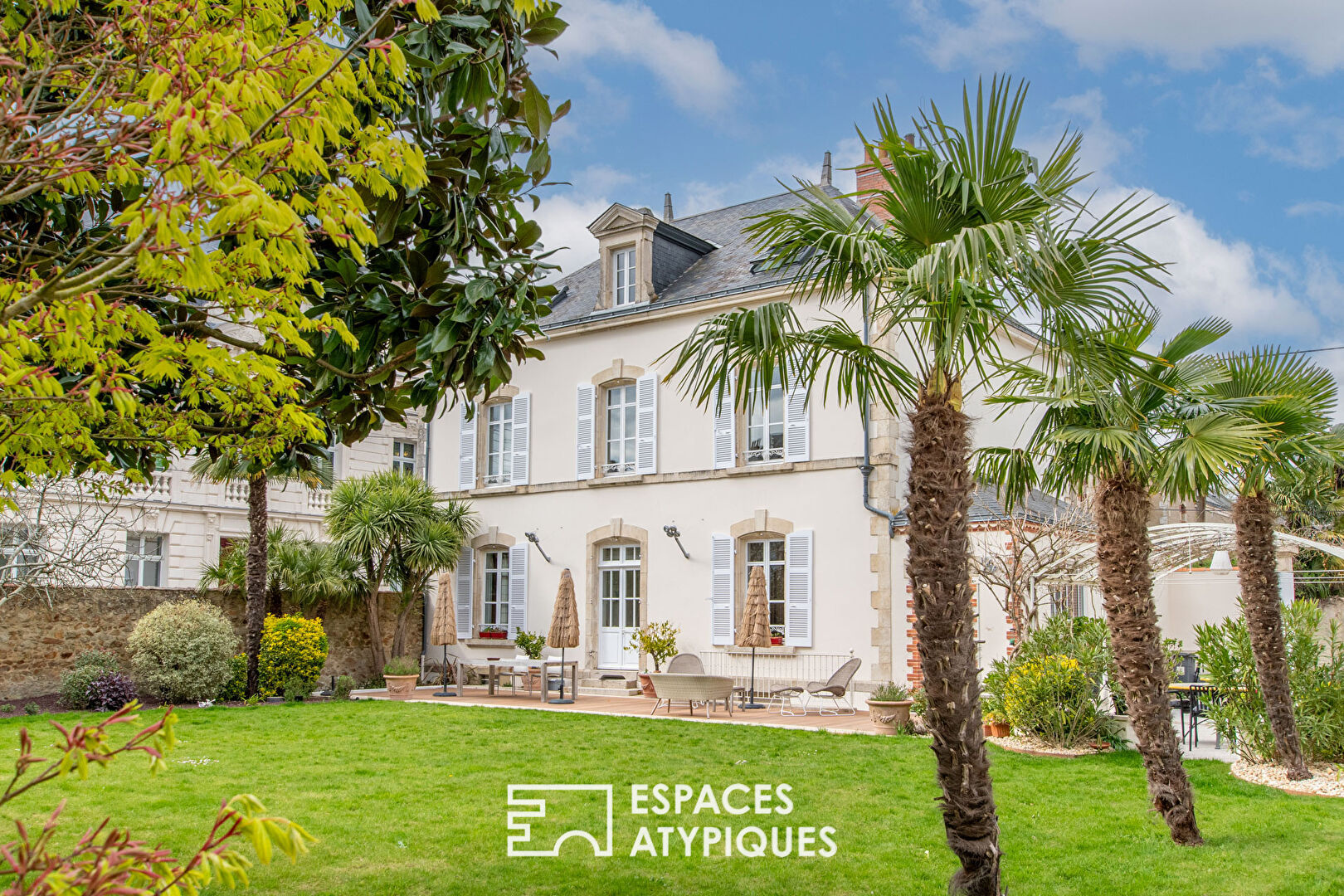 Wonderful 19th century property and its outbuildings