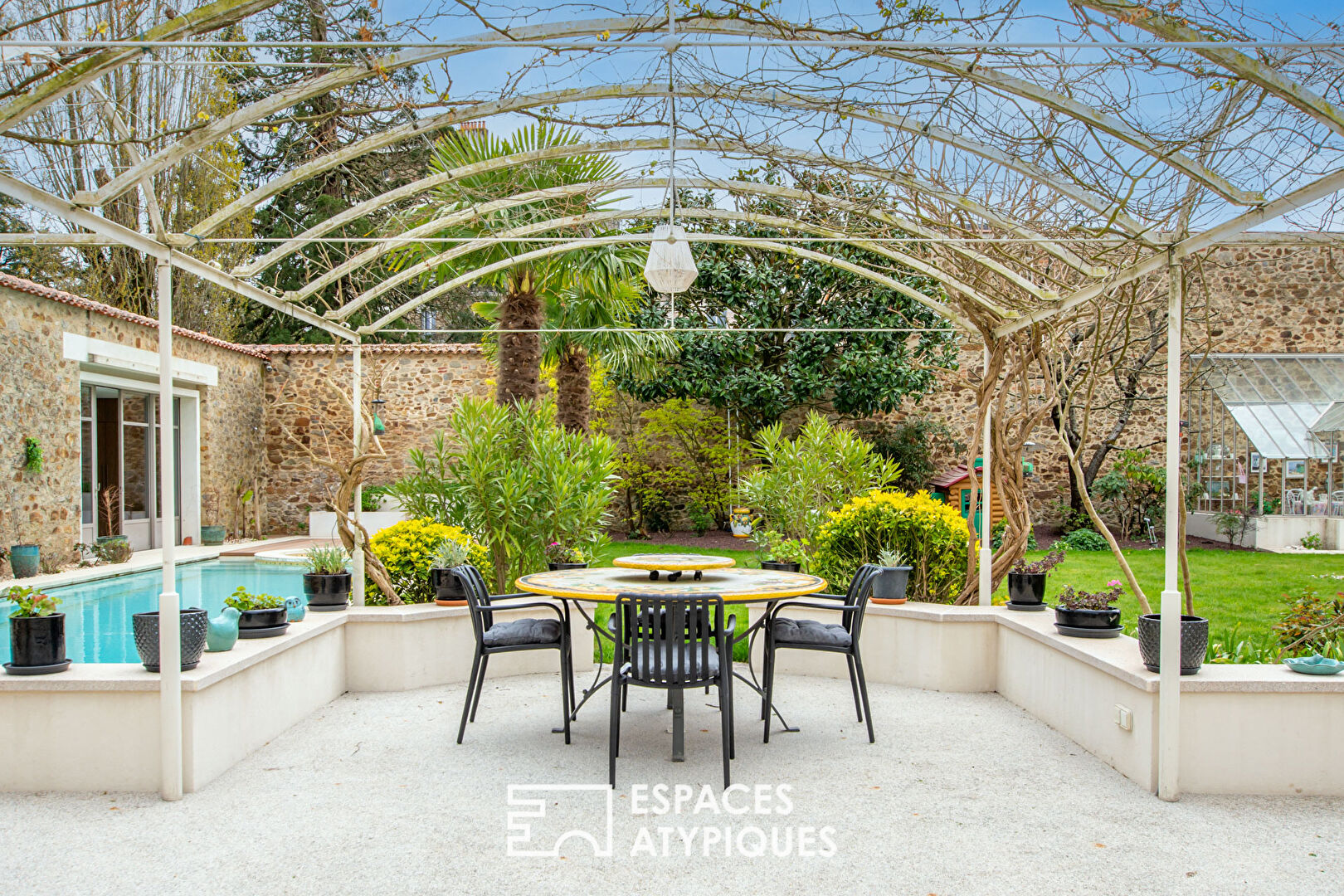 Wonderful 19th century property and its outbuildings