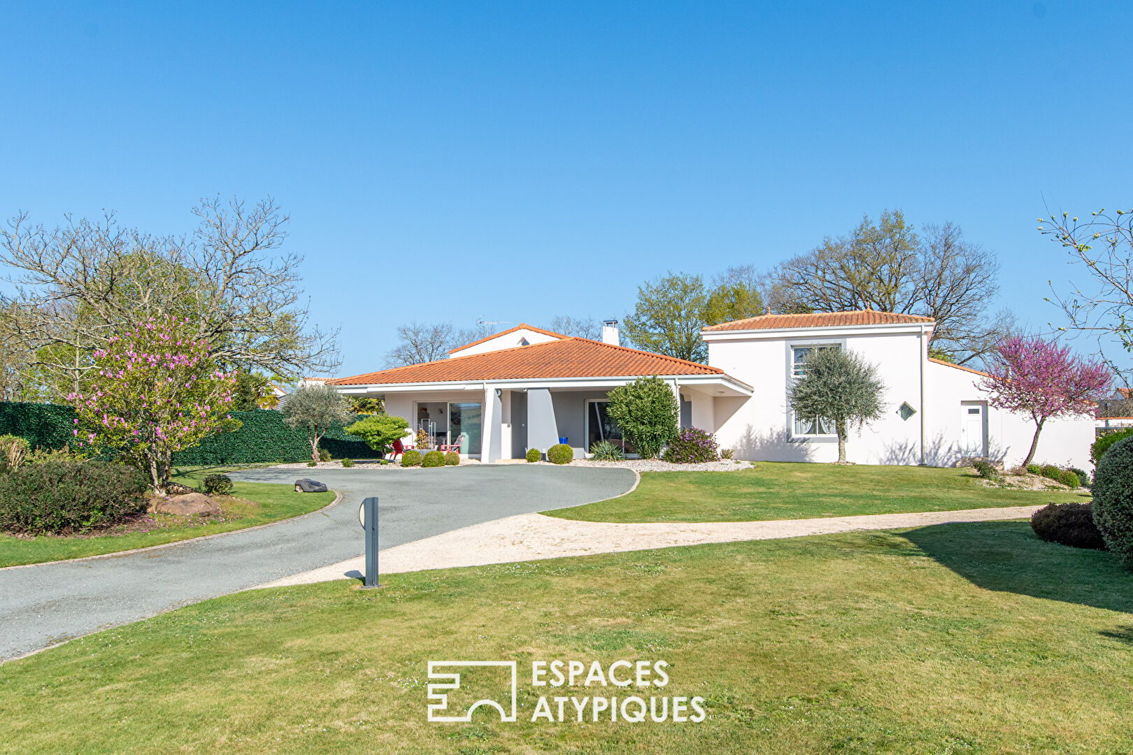 Beautiful property with wellness area and Eiffel workshop
