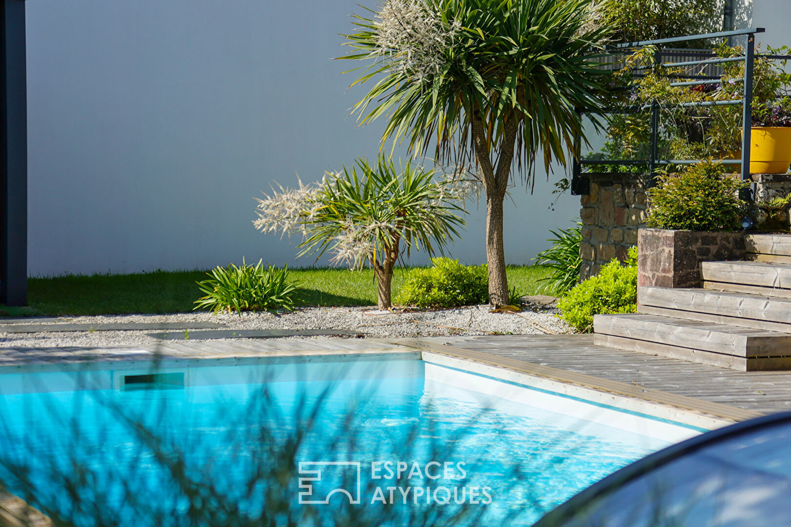 Character villa with swimming pool and wellness areas