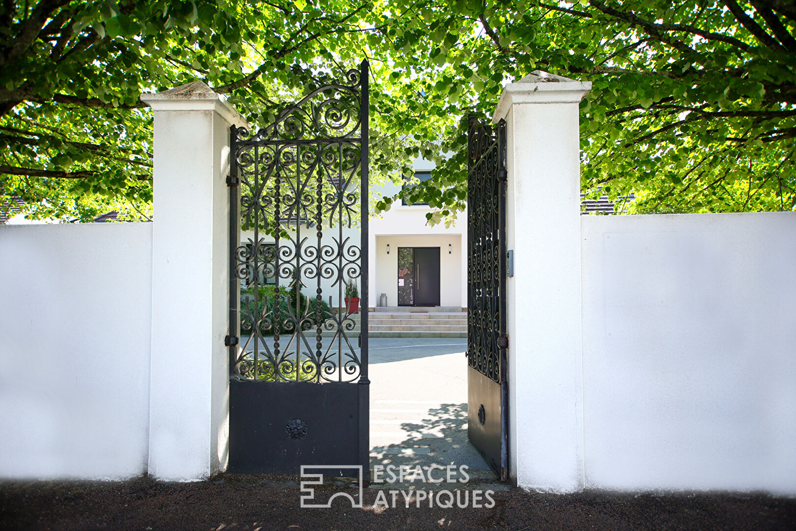 Character villa with swimming pool and wellness areas