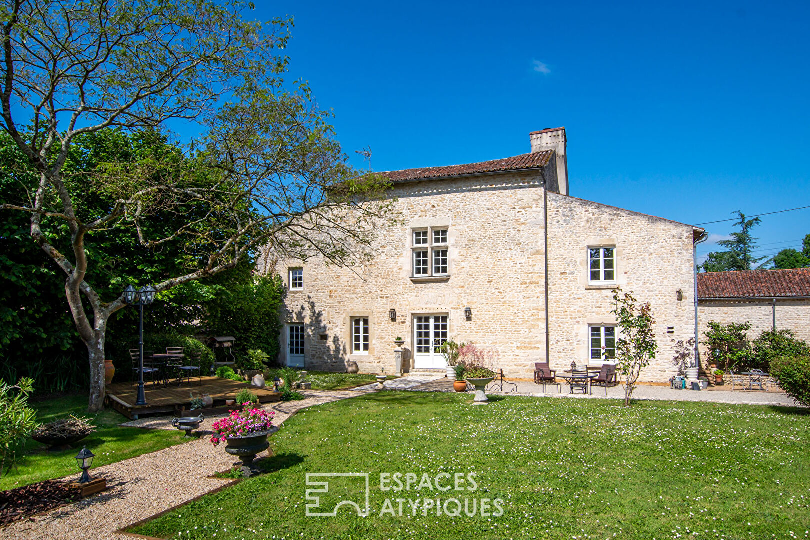 Maison seigneuriale rénovée et son jardin intimiste