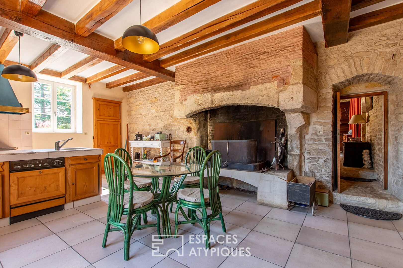 Maison seigneuriale rénovée et son jardin intimiste