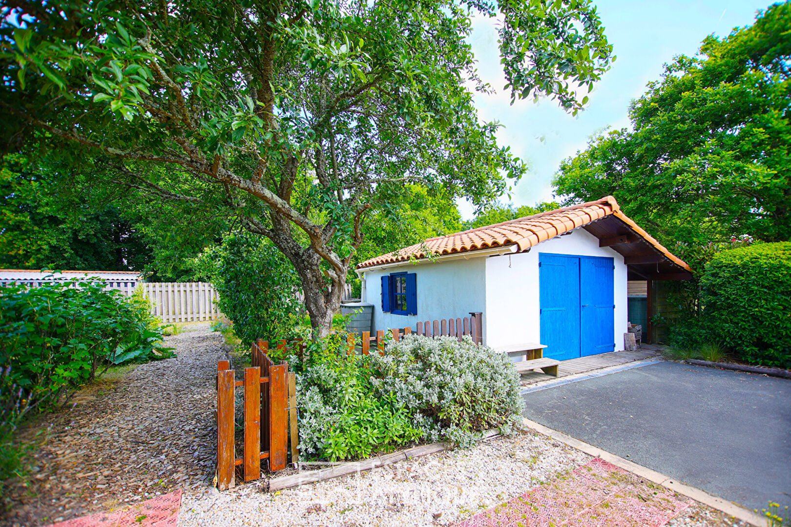 Maison singulière avec spa et jardin paysagé