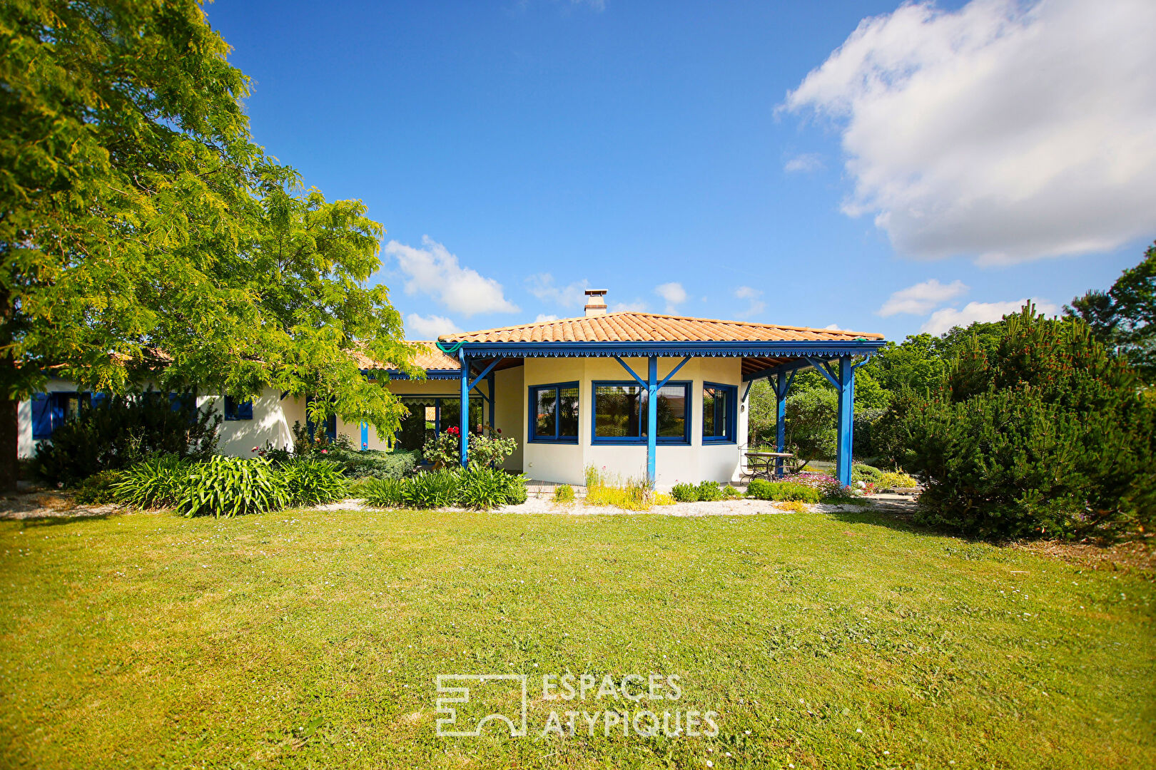 Maison singulière avec spa et jardin paysagé