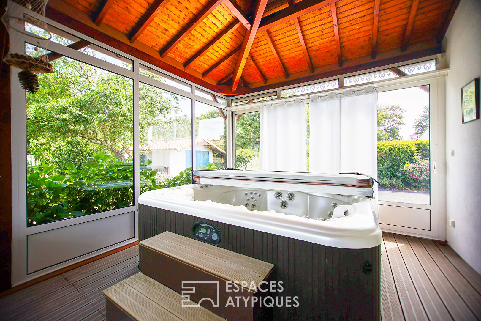 Maison singulière avec spa et jardin paysagé