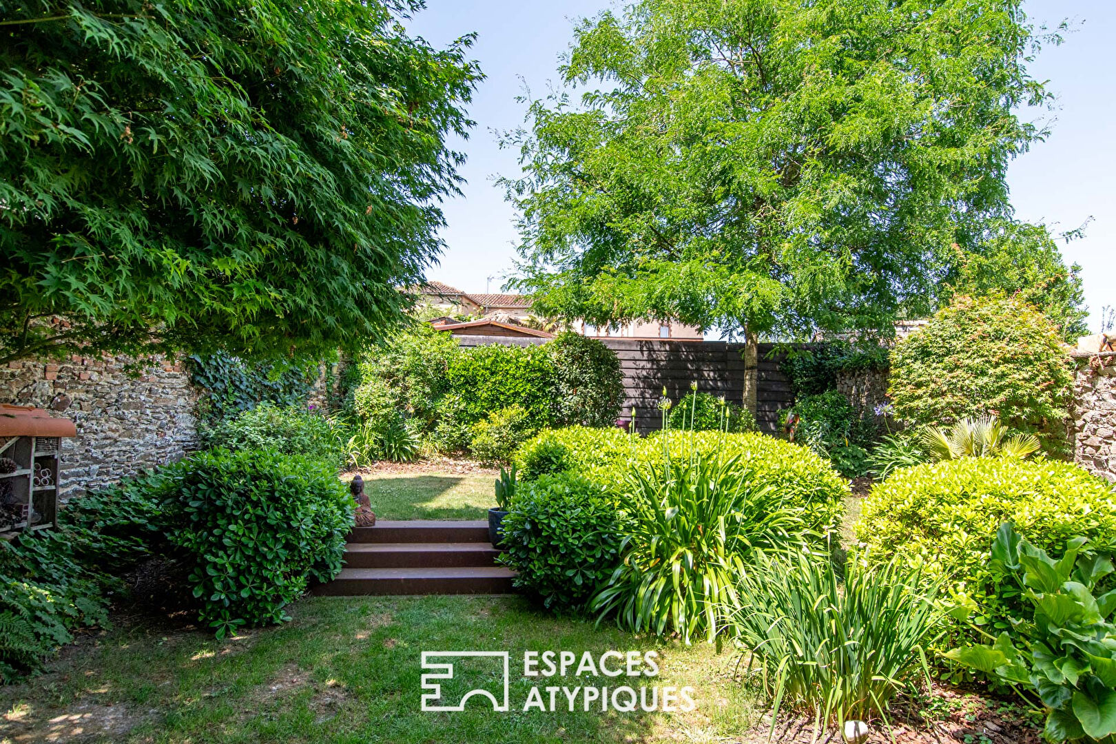 Coquette maison de ville et son jardin paysager