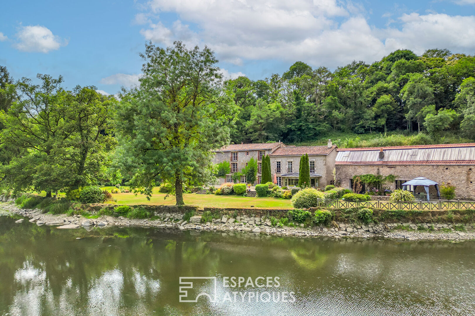 Charming property on the banks of the Sèvre, between history, nature and elegance