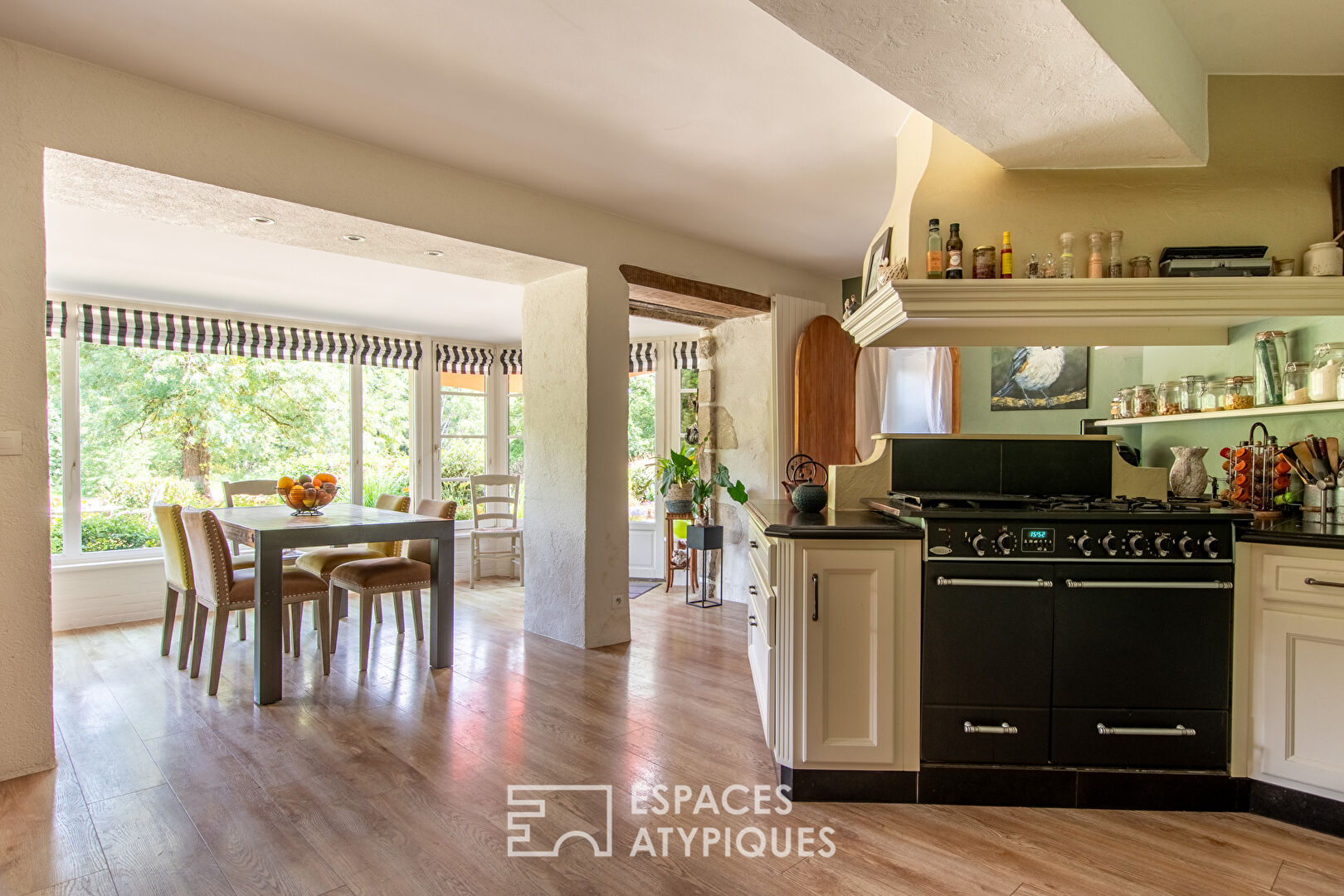 Charming property on the banks of the Sèvre, between history, nature and elegance