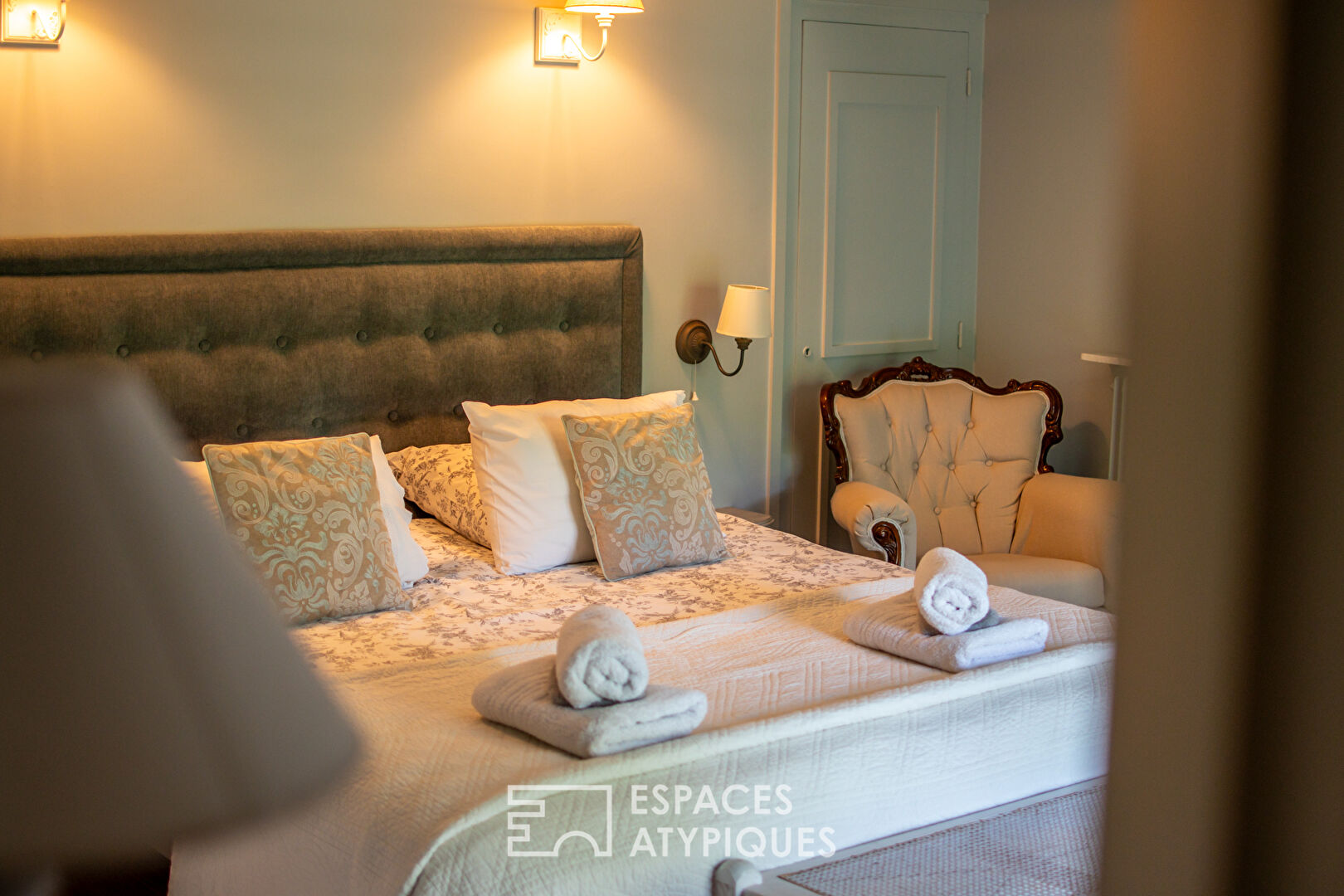 Charming property on the banks of the Sèvre, between history, nature and elegance