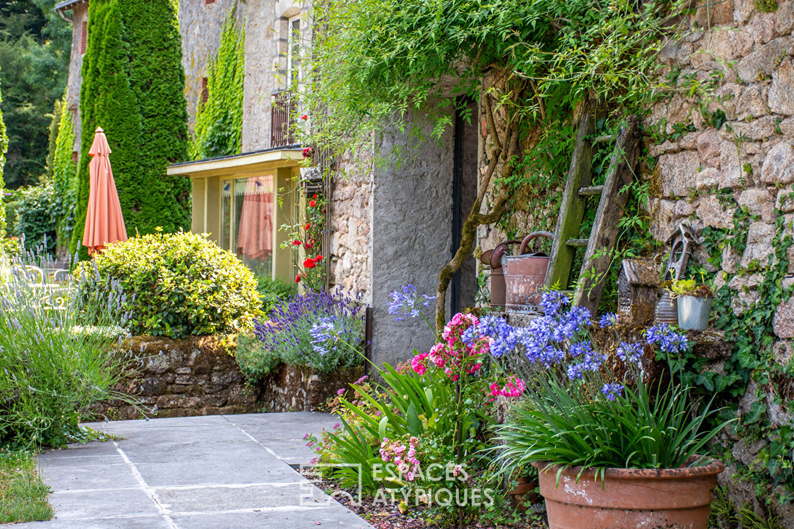 Charming property on the banks of the Sèvre, between history, nature and elegance