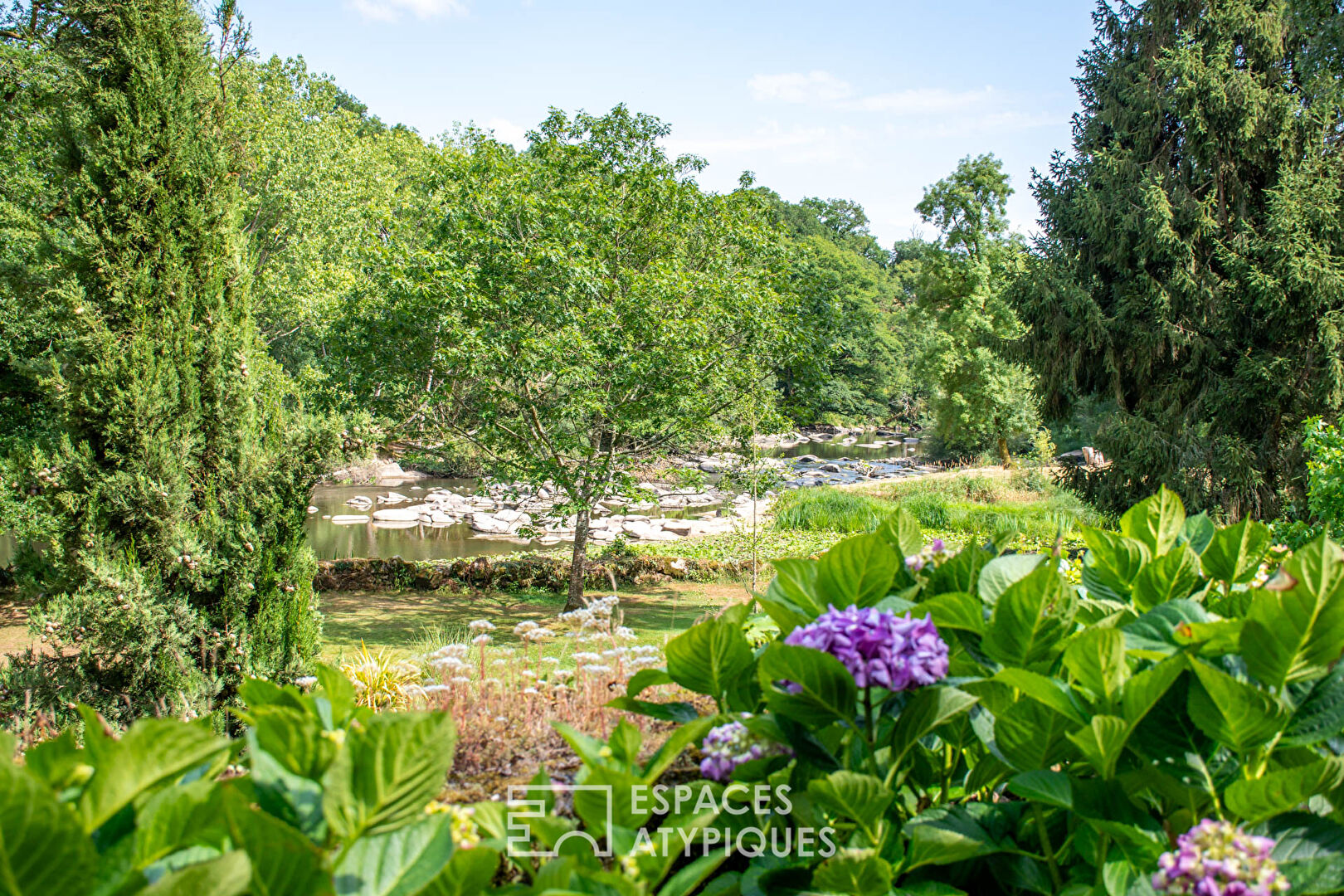 Charming property on the banks of the Sèvre, between history, nature and elegance