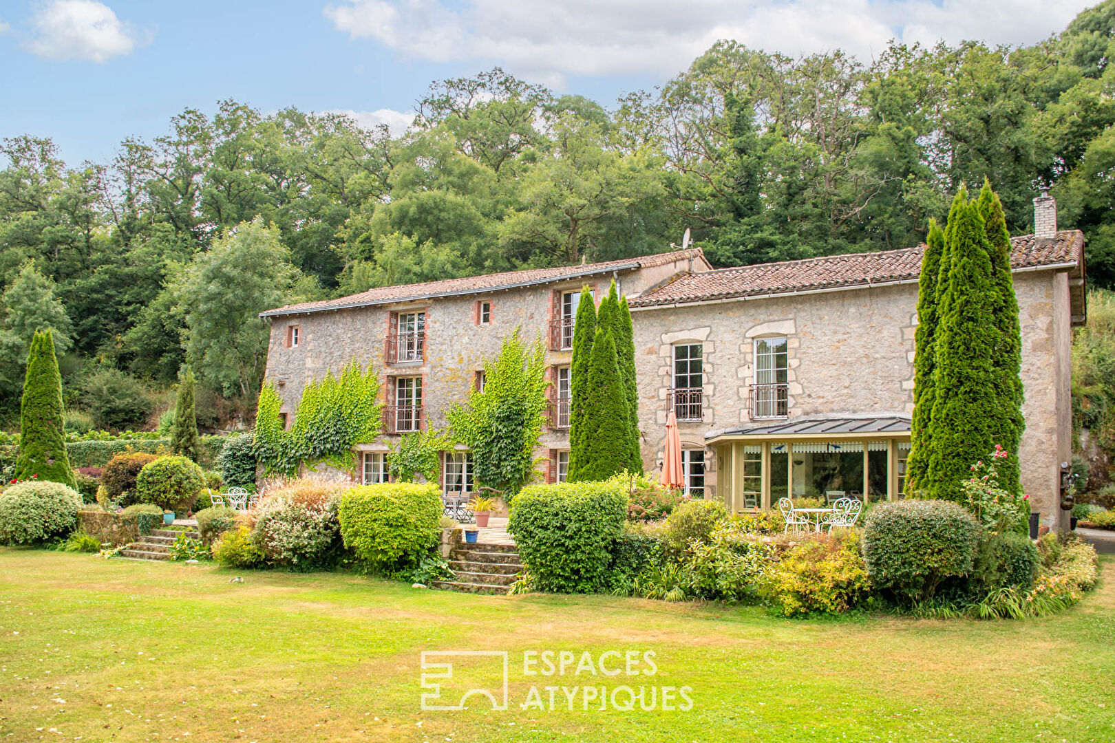Charming property on the banks of the Sèvre, between history, nature and elegance