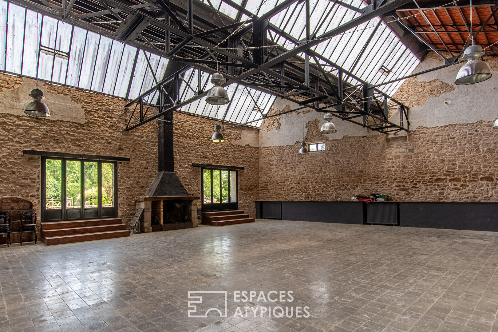 Charming property on the banks of the Sèvre, between history, nature and elegance