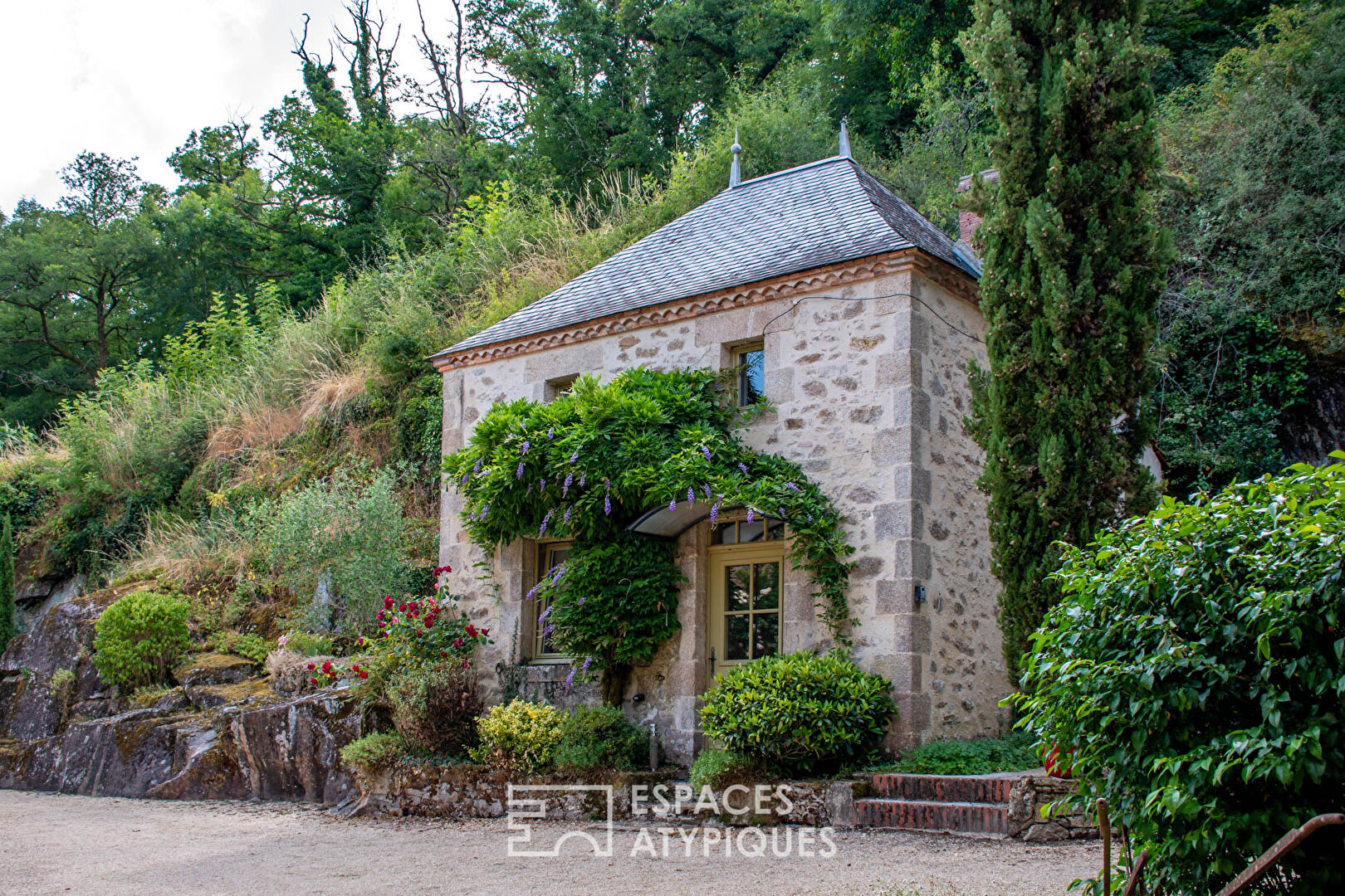 Charming property on the banks of the Sèvre, between history, nature and elegance