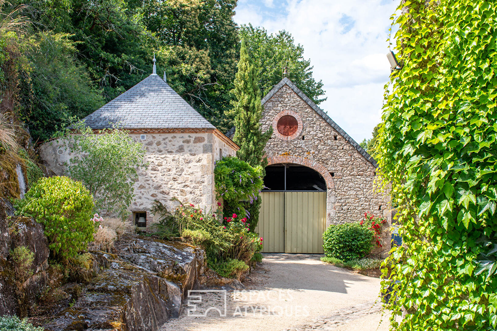 Charming property on the banks of the Sèvre, between history, nature and elegance