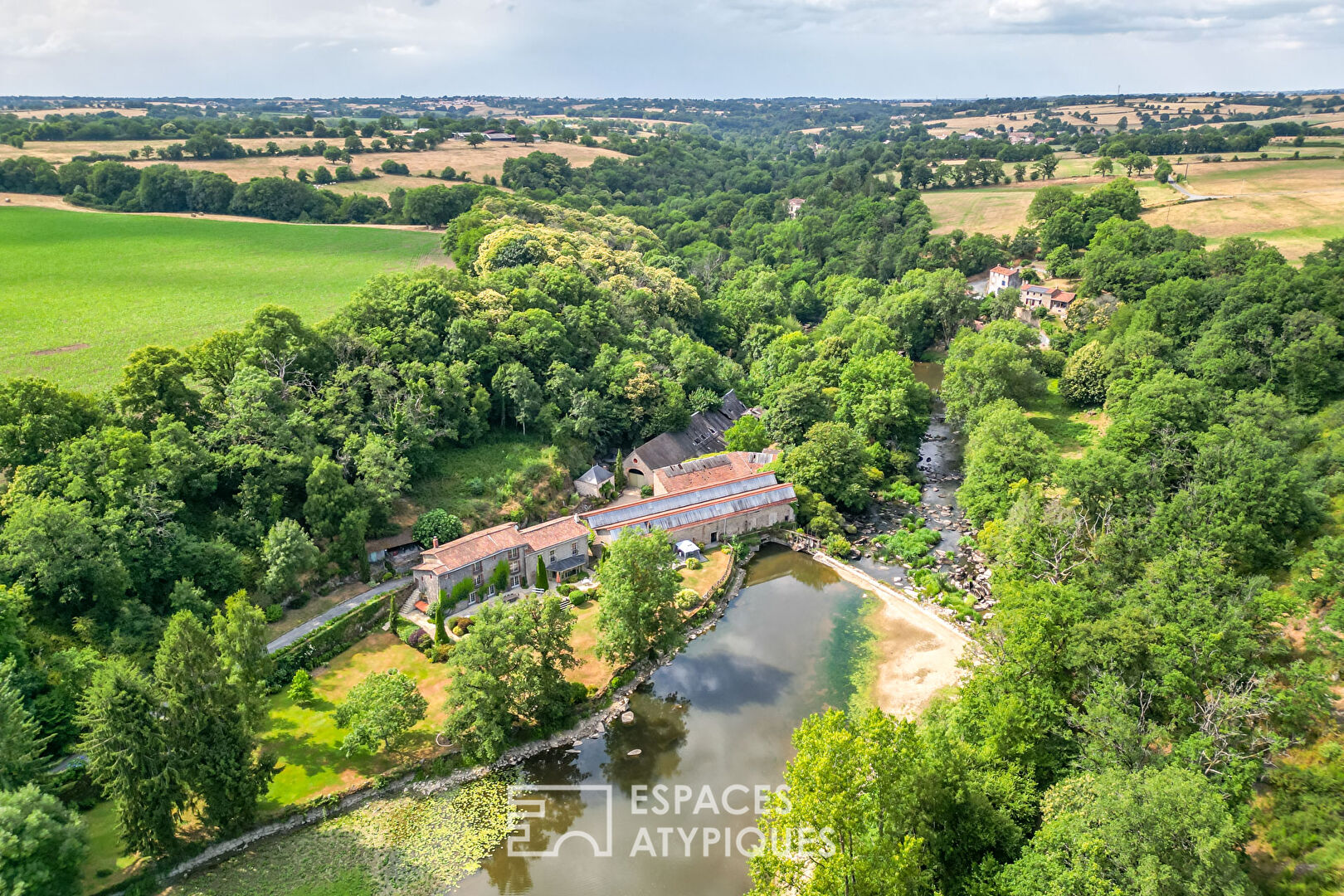 Charming property on the banks of the Sèvre, between history, nature and elegance