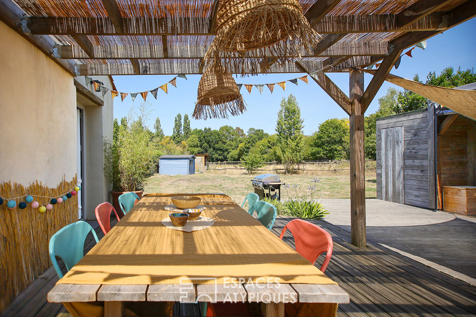 Grange de caractère et son parc verdoyant avec piscine