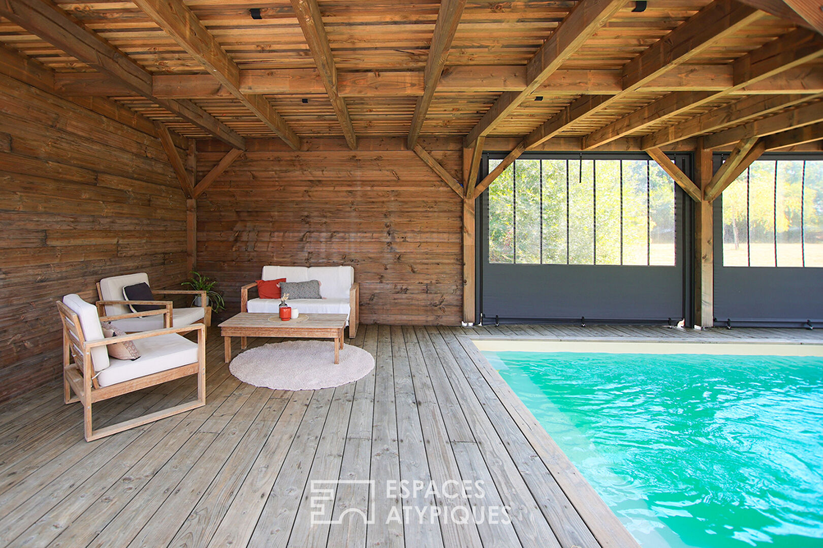 Grange de caractère et son parc verdoyant avec piscine
