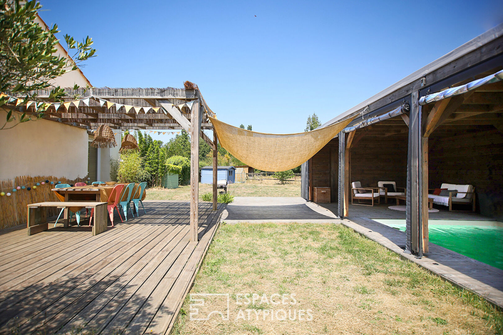 Grange de caractère et son parc verdoyant avec piscine