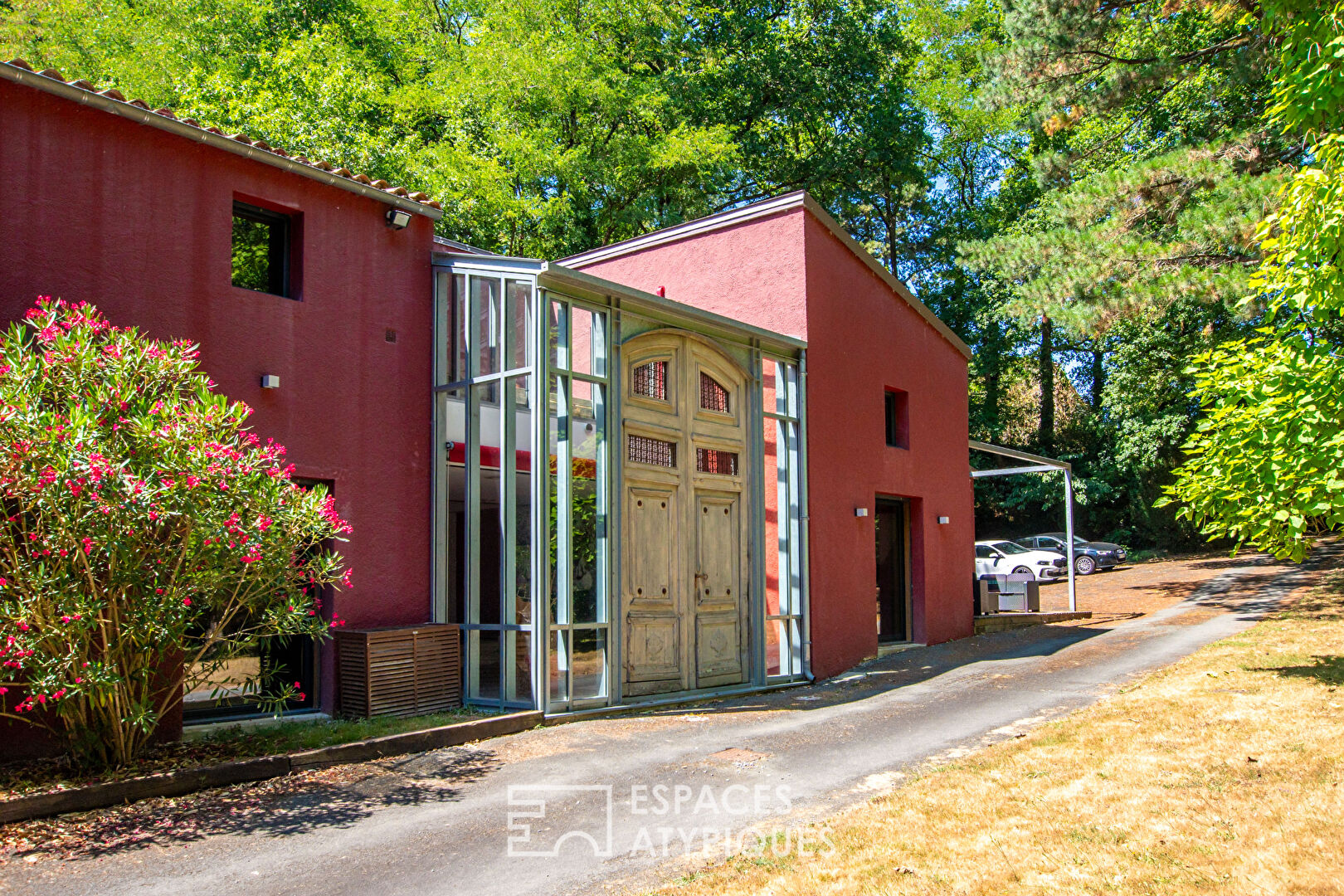 A high-end haven of peace in a green setting