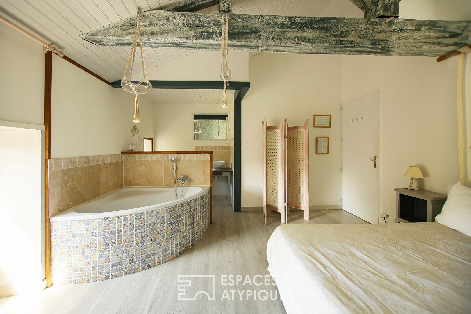 Propriété en pierre avec installations équestres, logements insolites et Spa