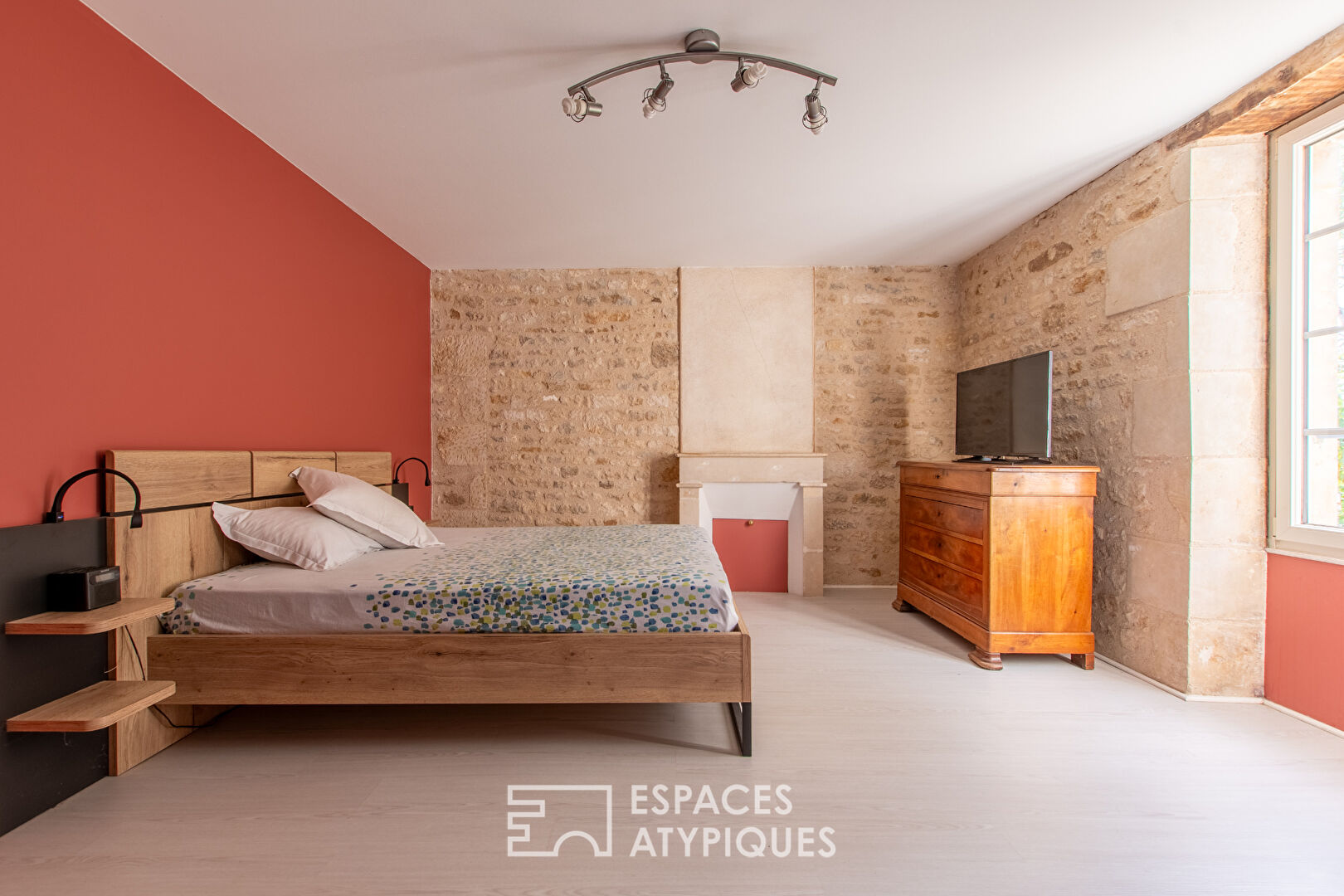 Beautiful bourgeois house in the heart of the village