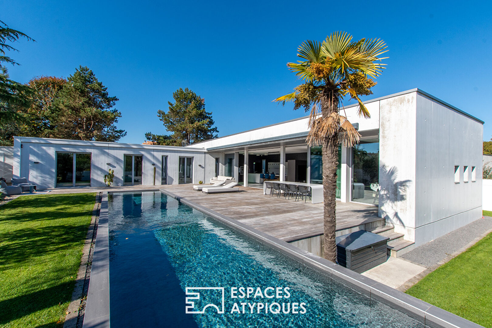 Californian house with swimming pool