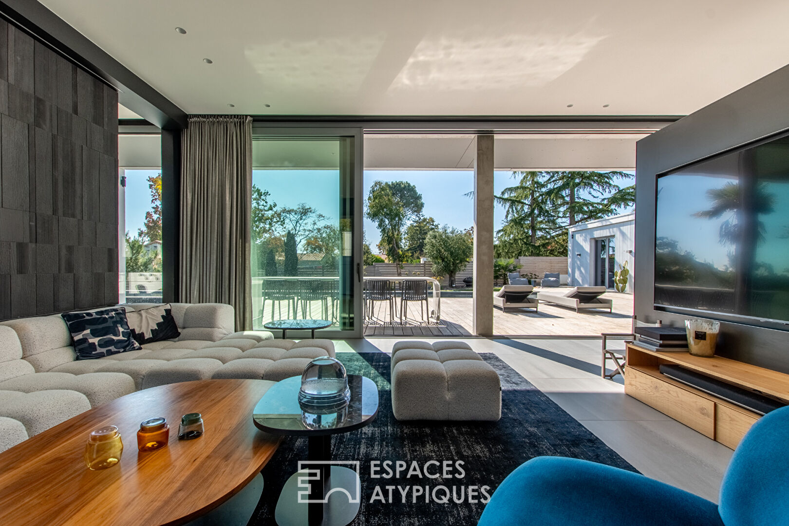 Californian house with swimming pool