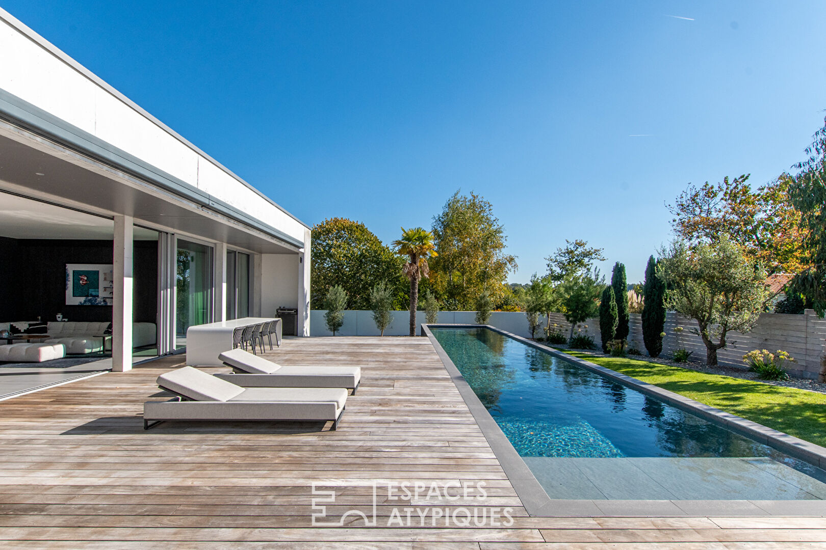 Californian house with swimming pool