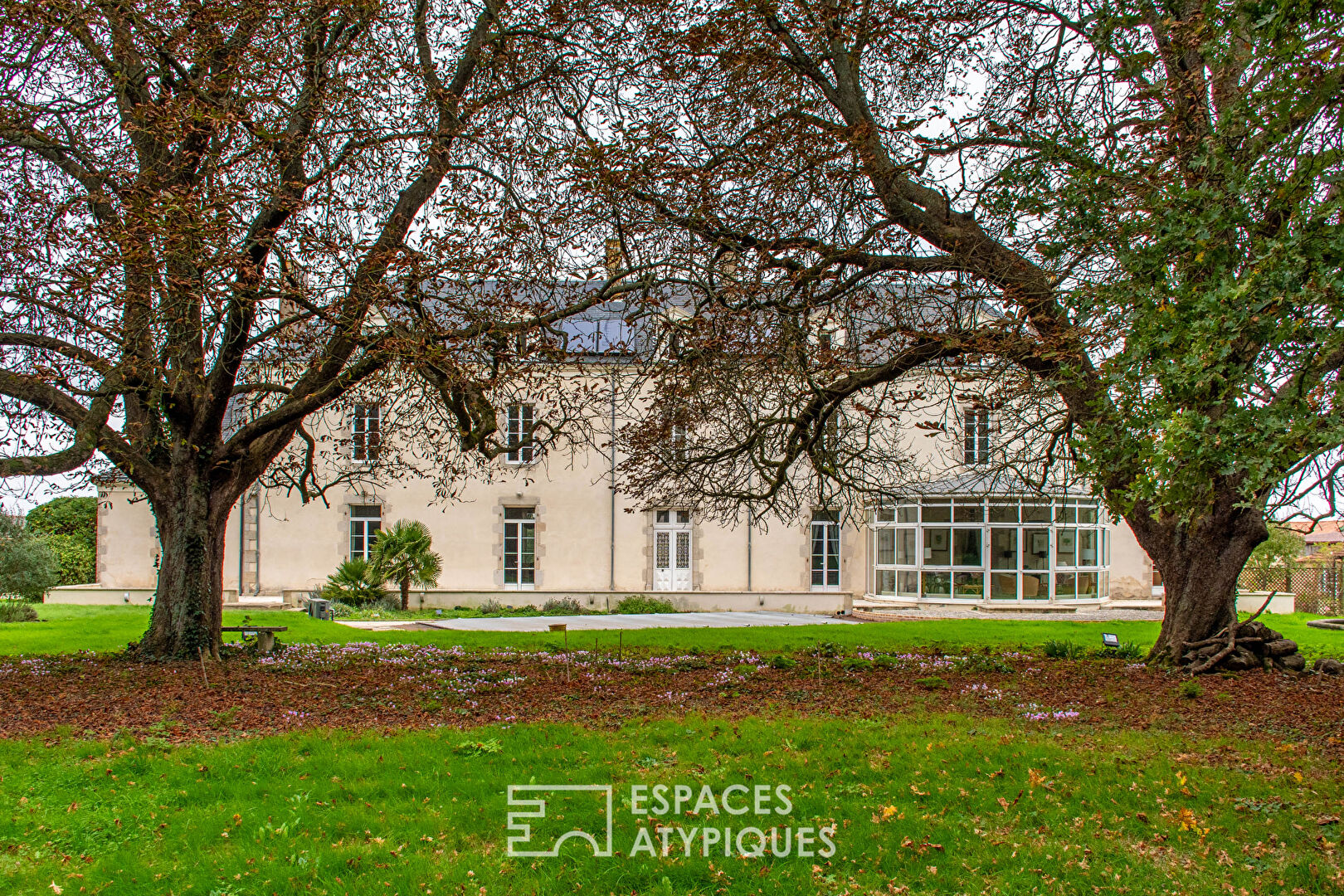 Prestigious residence in the heart of its forest park