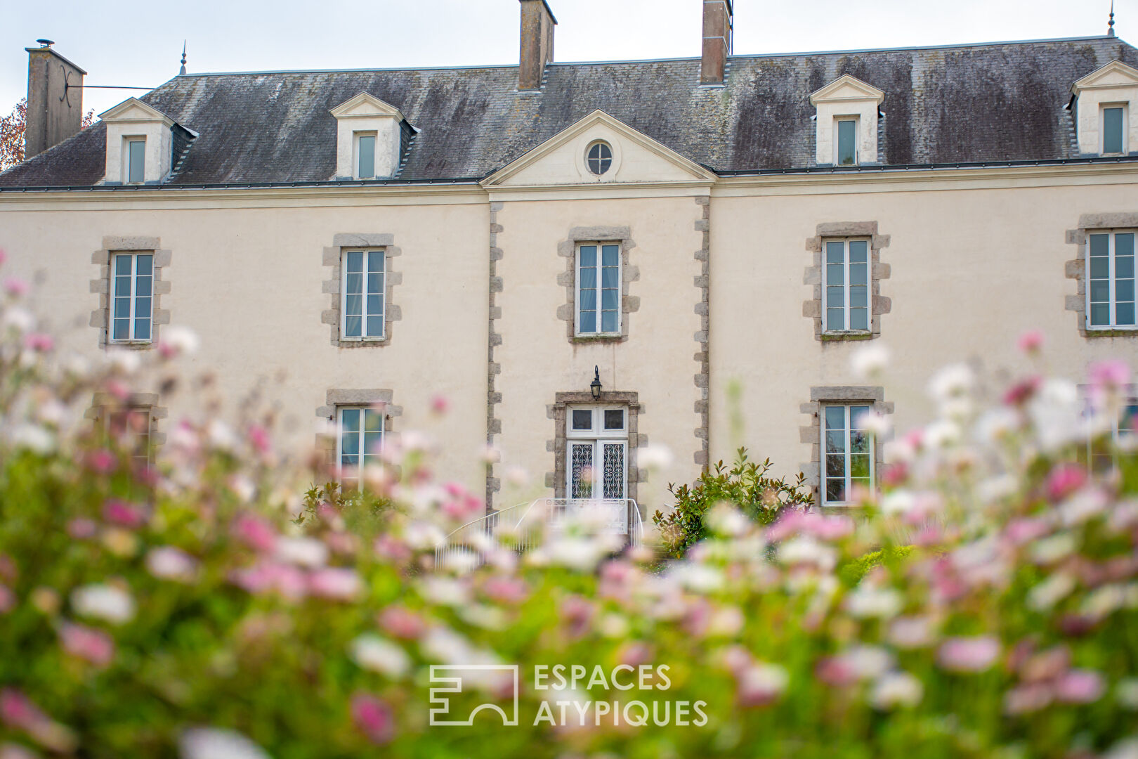 Prestigious residence in the heart of its forest park