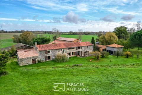 Propriété de charme avec piscine intérieure, dépendances et écuries