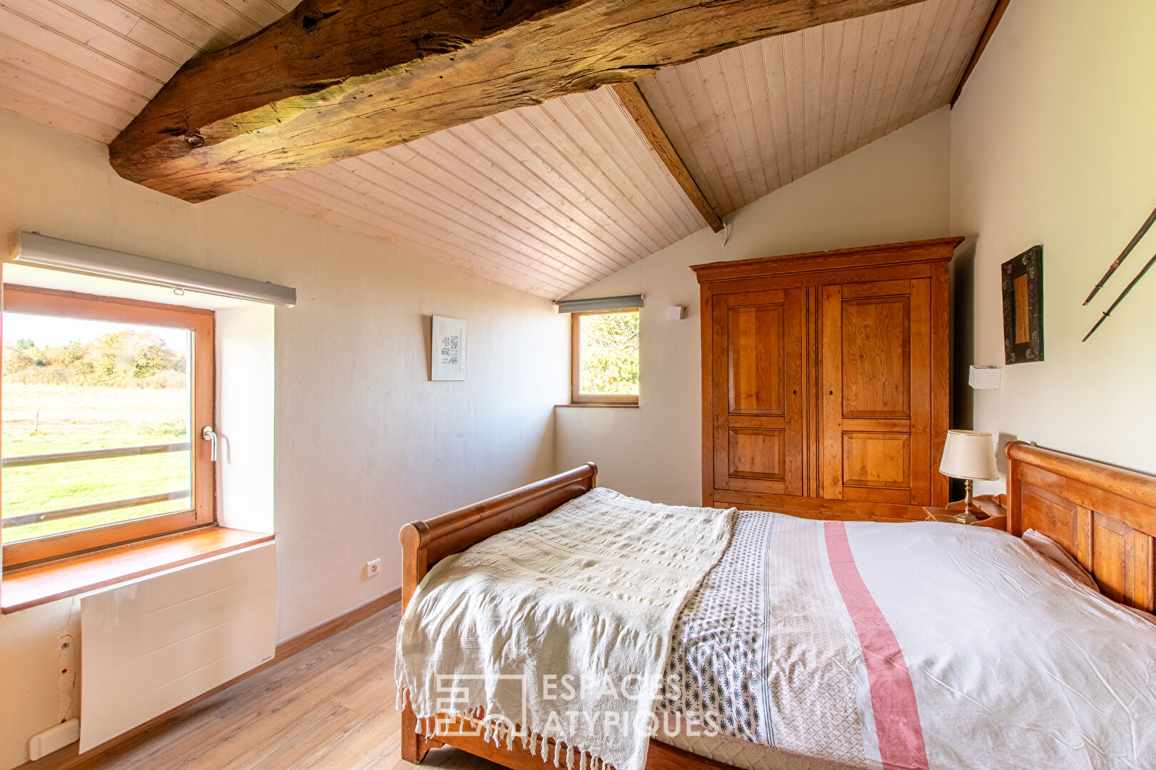 Propriété de charme avec piscine intérieure, dépendances et écuries