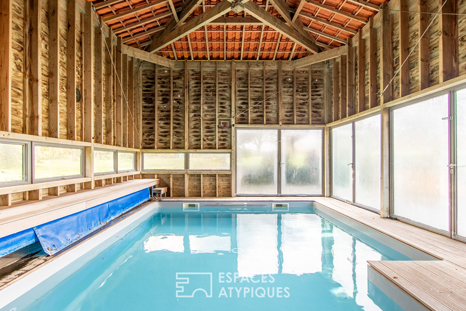Propriété de charme avec piscine intérieure, dépendances et écuries
