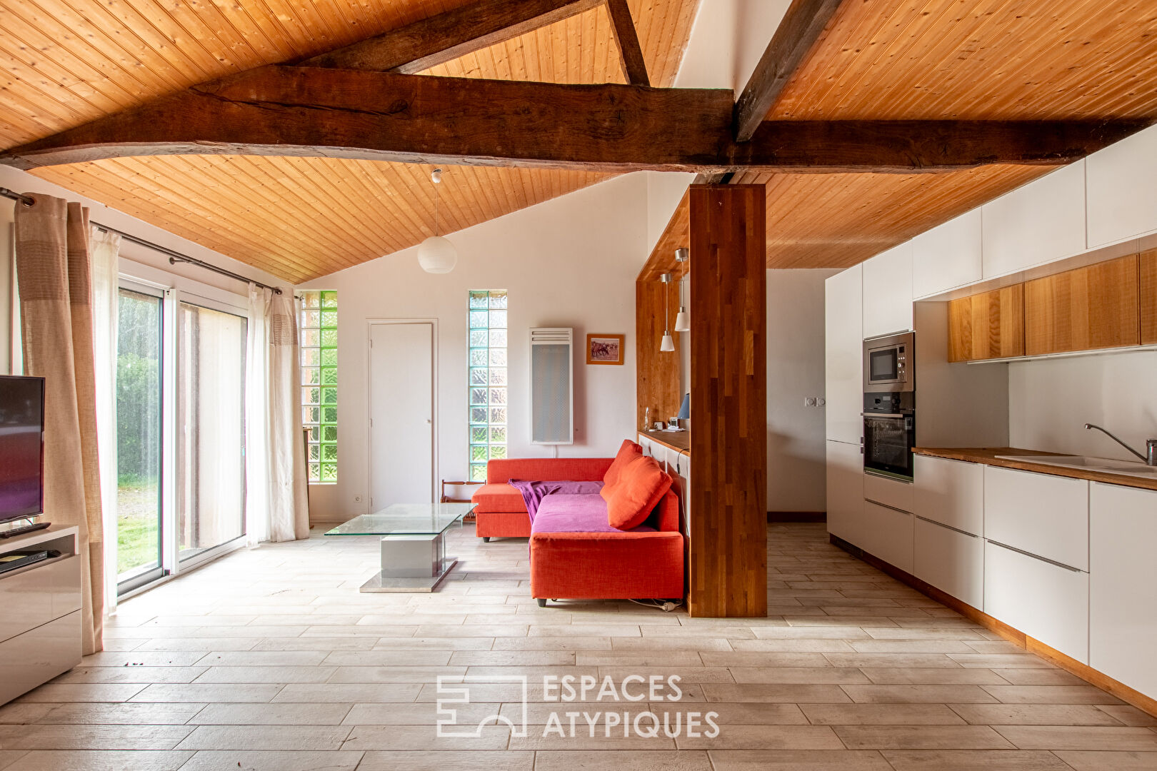 Propriété de charme avec piscine intérieure, dépendances et écuries