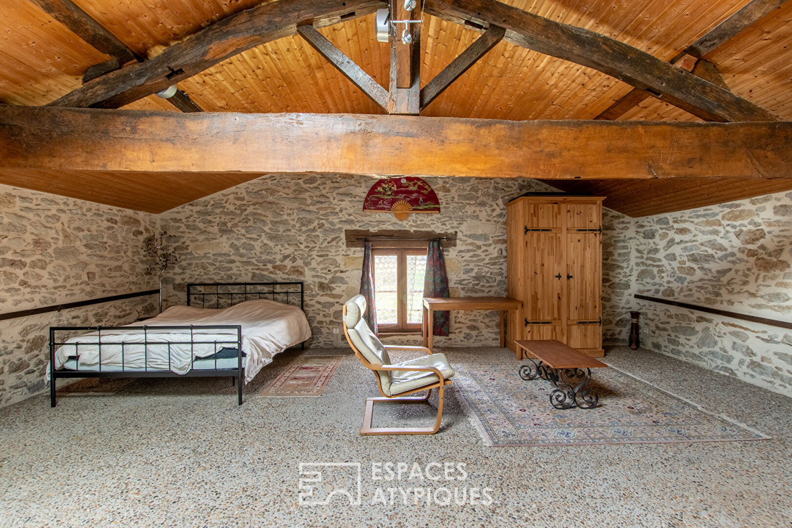 Propriété de charme avec piscine intérieure, dépendances et écuries