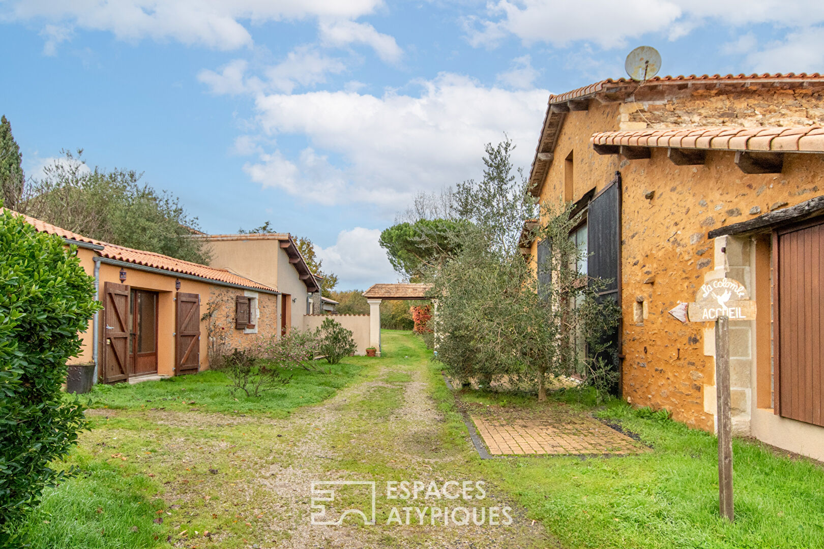 Propriété de charme avec piscine intérieure, dépendances et écuries