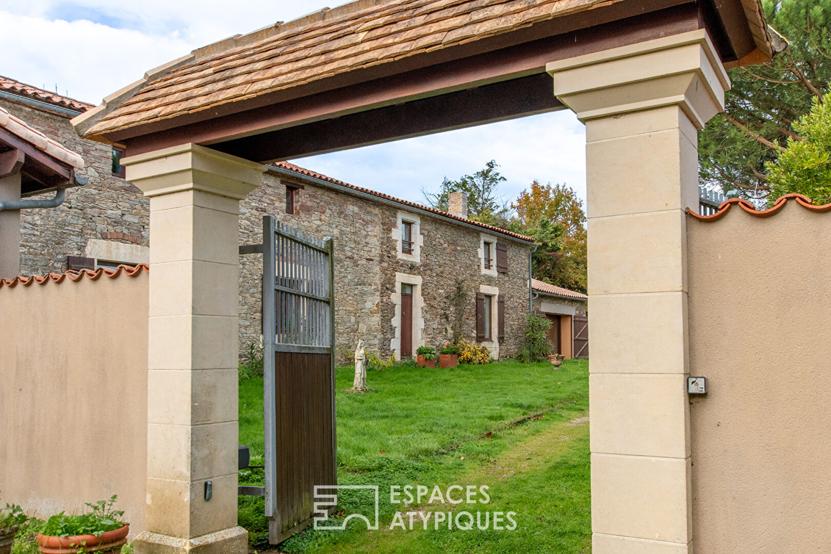 Propriété de charme avec piscine intérieure, dépendances et écuries