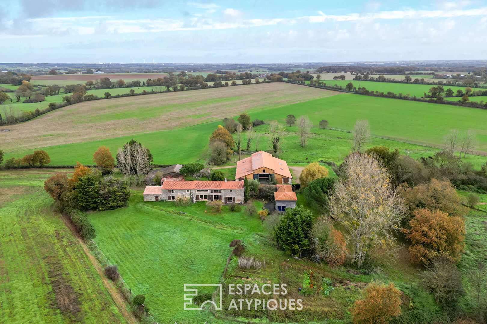 Propriété de charme avec piscine intérieure, dépendances et écuries